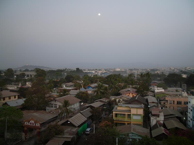 Burma III-072-Seib-2014.jpg - Mandalay, view from Ayeryarwaddy River, left Mandalay Hill (Photo by Roland Seib)